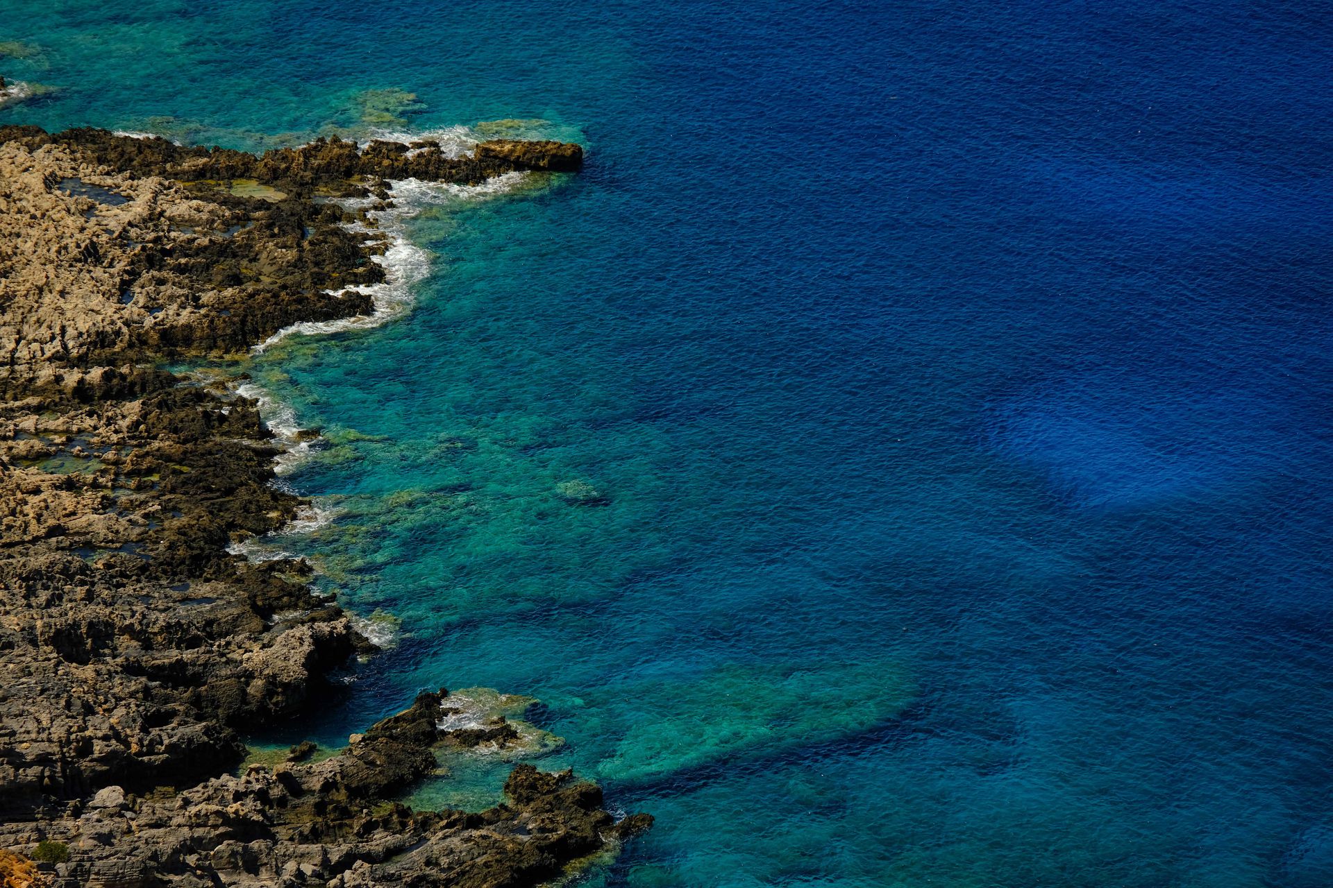 francesco-ungaro Costa rocciosa con mare turchese, esempio di paesaggio geologico