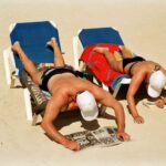 Martin-Parr_Prendendo-il-sole-e-leggendo-sulla-spiaggia_Magaluf_Maiorca_Spagna-2003-©Martin-Parr_Magnum-Photos-768x514